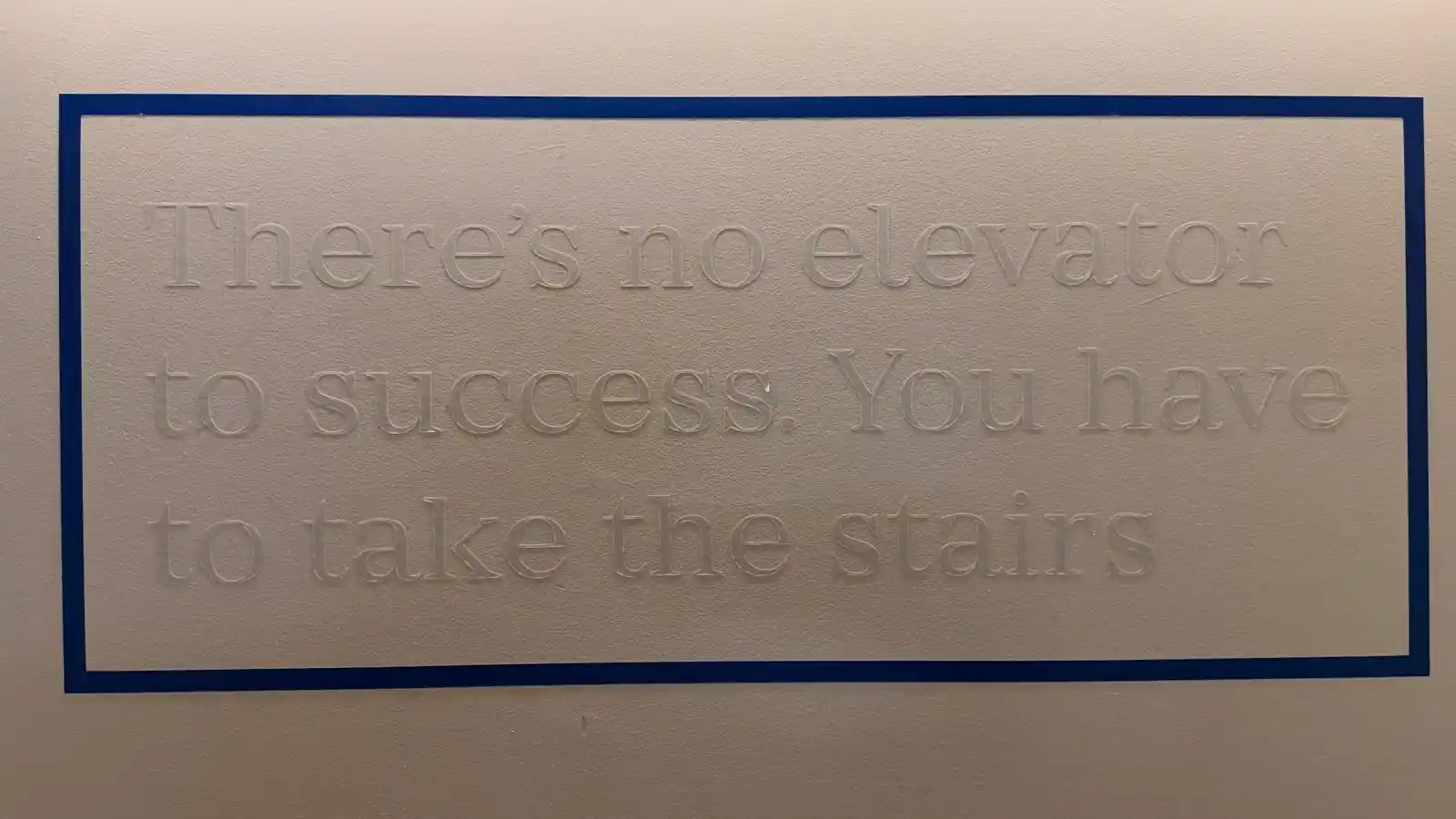 Frase na escadaria da Porto Business School: There’s no elevator to success. You have to take the stairs.